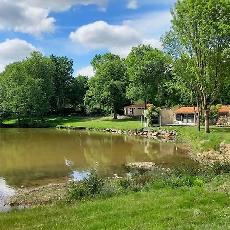 Chalet Simple Au Camping L'Etruyere Au Lac La Tardiere Bagian luar foto